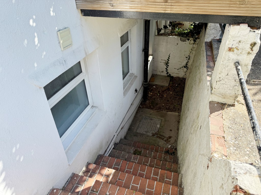 Lot: 165 - LOWER GROUND FLOOR FLAT FOR REFURBISHMENT - Entrance